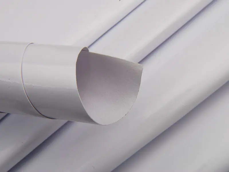 Bílé samolepicí vinylové role pro digitální tisk 140 g/m2